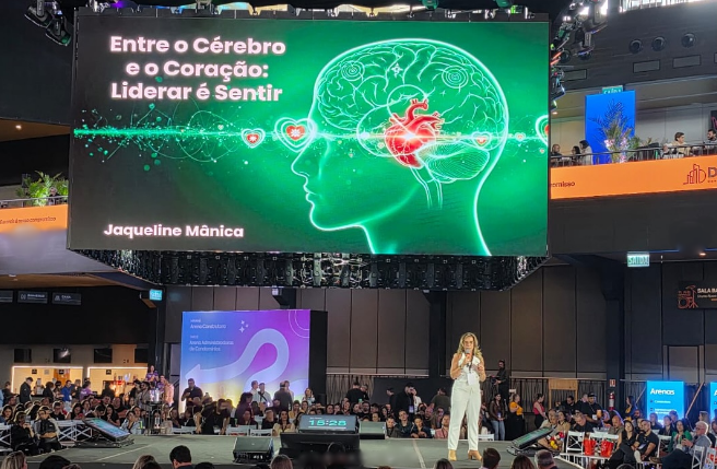 Jaqueline Mânica em palestra sobre saúde mental