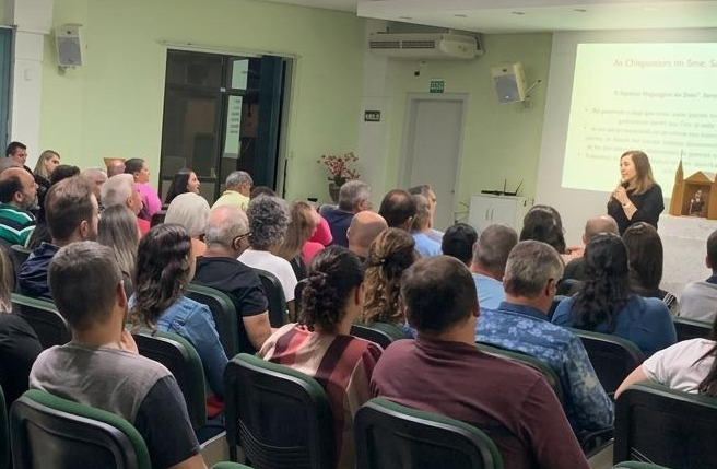 Silvane Ganzer Agustini em palestra sobre saúde mental